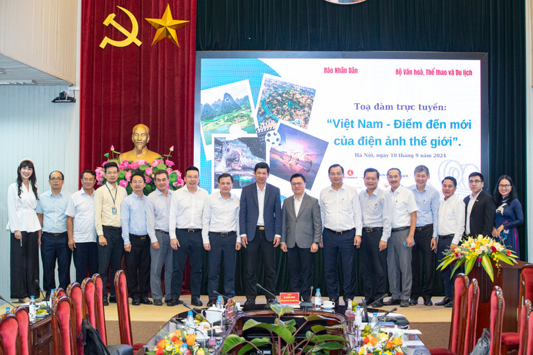 Các đại biểu chụp ảnh lưu niệm sau khi tọa đàm kết thúc tốt đẹp.