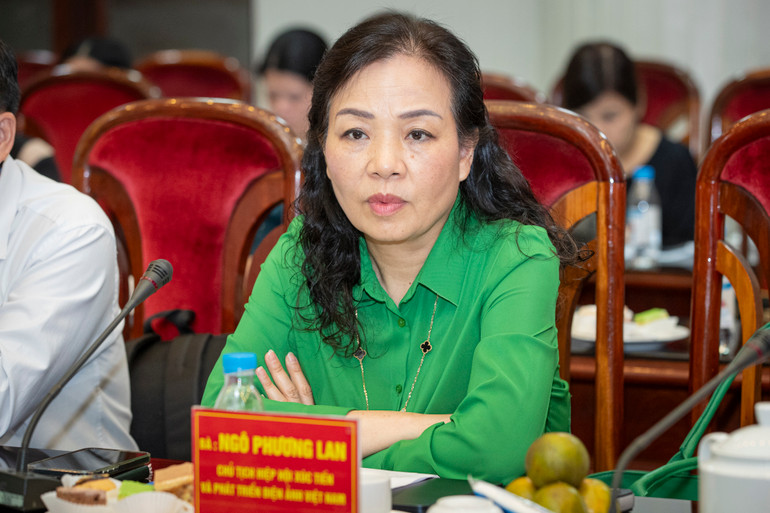 Bà Ngô Phương Lan, Chủ tịch Hiệp hội Xúc tiến và Phát triển điện ảnh Việt Nam (VFDA) phát biểu tại tọa đàm.