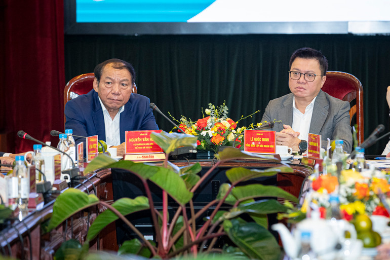 Bộ trưởng Văn hóa-Thể thao và Du lịch Nguyễn Văn Hùng và Tổng Biên tập Báo Nhân Dân Lê Quốc Minh tại tọa đàm.