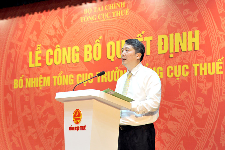 Thứ trưởng Cao Anh Tuấn phát biểu chúc mừng và giao nhiệm vụ cho tân Tổng cục trưởng Tổng cục Thuế