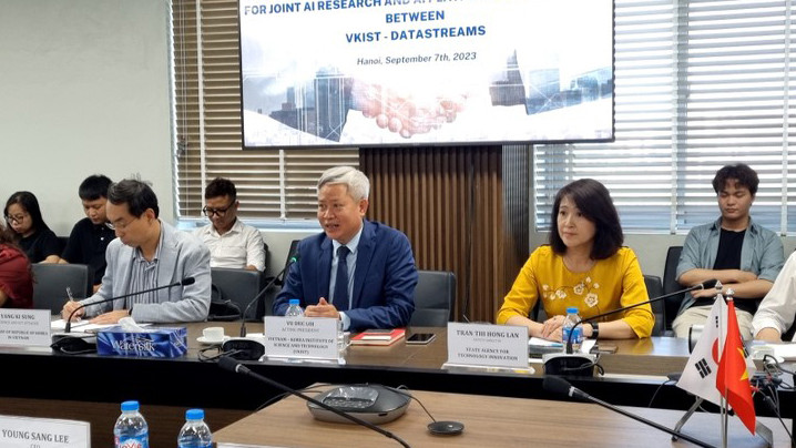 PGS, TS Vũ Đức Lợi, Phó Viện trưởng phụ trách VKIST phát biểu tại lễ ký kết.