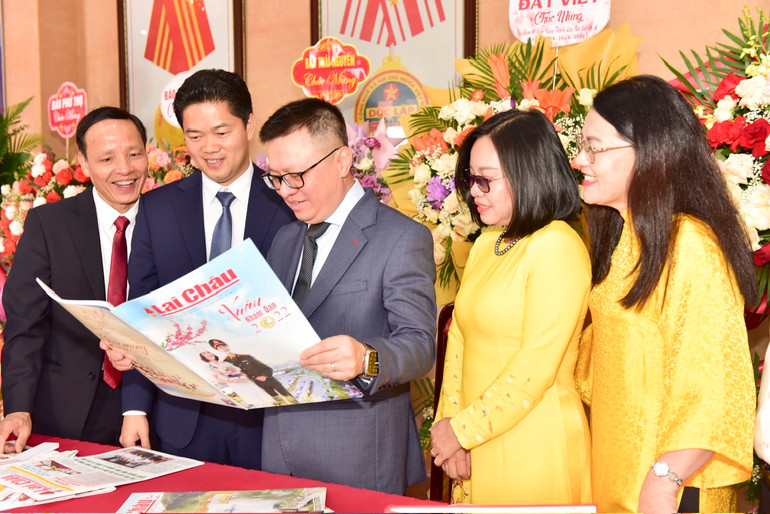 Các đại biểu tham quan không gian trưng bày giới thiệu các sản phẩm của Báo Lai Châu. Các đại biểu tham quan không gian trưng bày giới thiệu các sản phẩm của Báo Lai Châu.