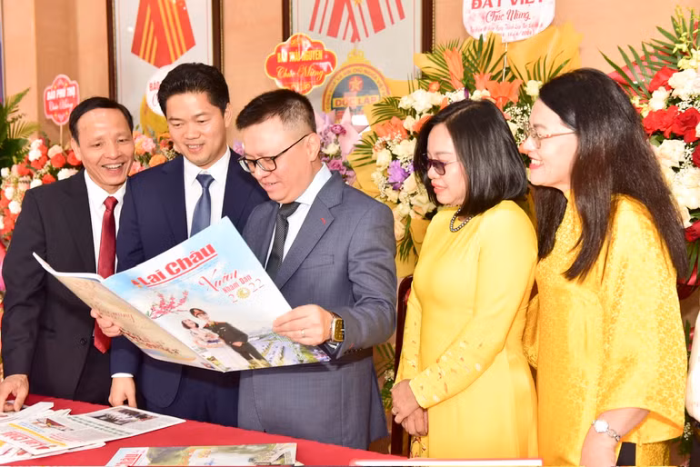 Các đại biểu tham quan không gian trưng bày giới thiệu các sản phẩm của Báo Lai Châu.