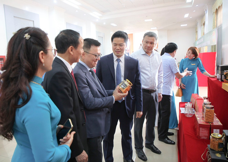 Các đại biểu tham quan hàng trưng bày các sản phẩm OCOP của tỉnh Lai Châu. Các đại biểu tham quan hàng trưng bày các sản phẩm OCOP của tỉnh Lai Châu.