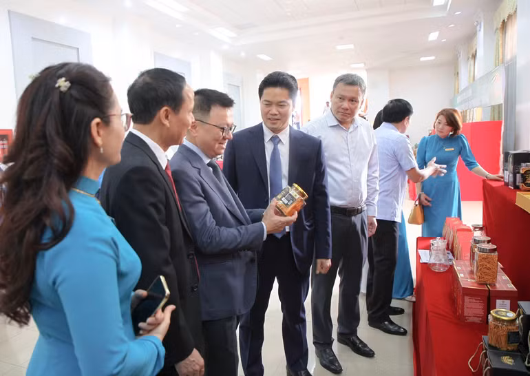 Các đại biểu tham quan hàng trưng bày các sản phẩm OCOP của tỉnh Lai Châu.