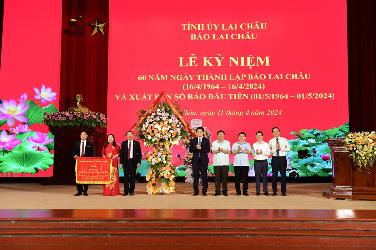 Ban Chấp hành Đảng bộ tỉnh Lai Châu tặng hoa chúc mừng và tặng bức trướng cho Báo Lai Châu với dòng chữ “Cách mạng - Sáng tạo - Hiện đại - Phát triển”. Ban Chấp hành Đảng bộ tỉnh Lai Châu tặng hoa chúc mừng và tặng bức trướng cho Báo Lai Châu với dòng chữ “Cách mạng - Sáng tạo - Hiện đại - Phát triển”.
