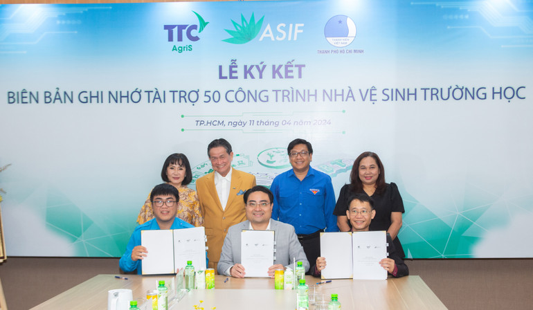 Ông Phạm Lê Minh Khang - Phó chủ tịch hội Liên hiệp Thanh niên Việt Nam Thành phố Hồ Chí Minh (bên trái); ông Nguyễn Thanh Ngữ - Tổng Giám đốc TTC AgriS (giữa); ông Nguyễn Văn Thuận - Giám đốc Chương trình, đại diện ASIF Foundation (bên phải) ký kết biên bản ghi nhớ hợp tác dưới sự chứng kiến của Lãnh đạo cấp cao Tập đoàn TTC, Đại diện Liên hiệp Thanh niên Việt Nam, Đại diện ASIF Foundation