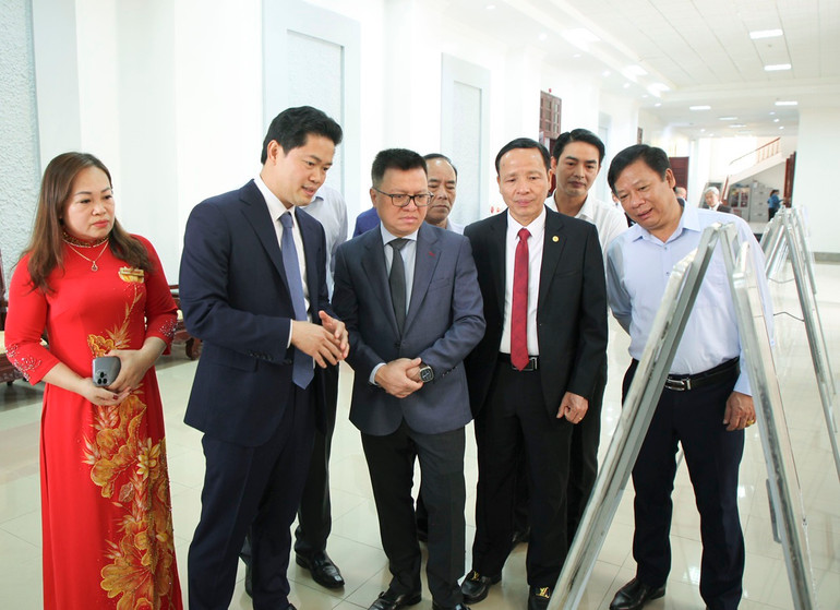 Các đại biểu tham quan triển lãm ảnh. Các đại biểu tham quan triển lãm ảnh.