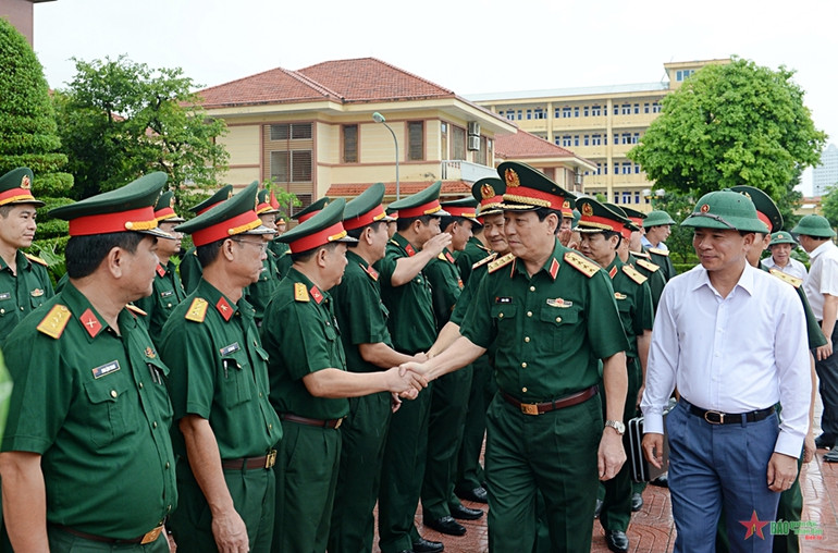 Đại tướng Lương Cường với cán bộ, chỉ huy Bộ Chỉ huy quân sự tỉnh Thanh Hóa. Ảnh: Báo Quân đội nhân dân