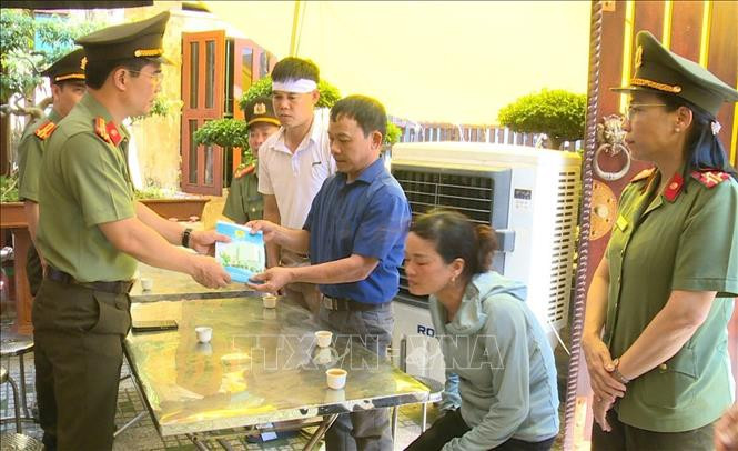 Đoàn công tác Công an tỉnh Thái Bình thăm hỏi, động viên, trao hỗ trợ cho gia đình Trung úy Đỗ Văn Tú. Ảnh: TTXVN phát