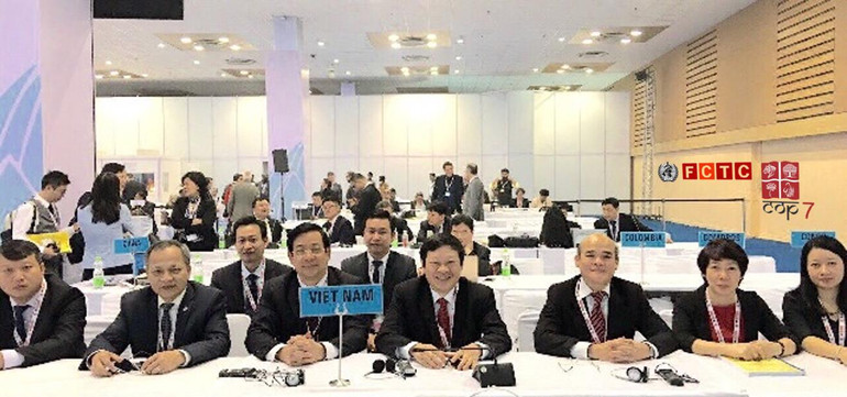 Đoàn Việt Nam với Trưởng đoàn là Thứ trưởng Bộ Y Tế cùng đại diện Vụ Pháp chế, Cục Quản lý Khám chữa bệnh, Vụ Hợp tác Quốc tế và các Bộ, ngành liên quan tại COP 7, năm 2016 (Nguồn: Báo Sức Khỏe Đời Sống)
