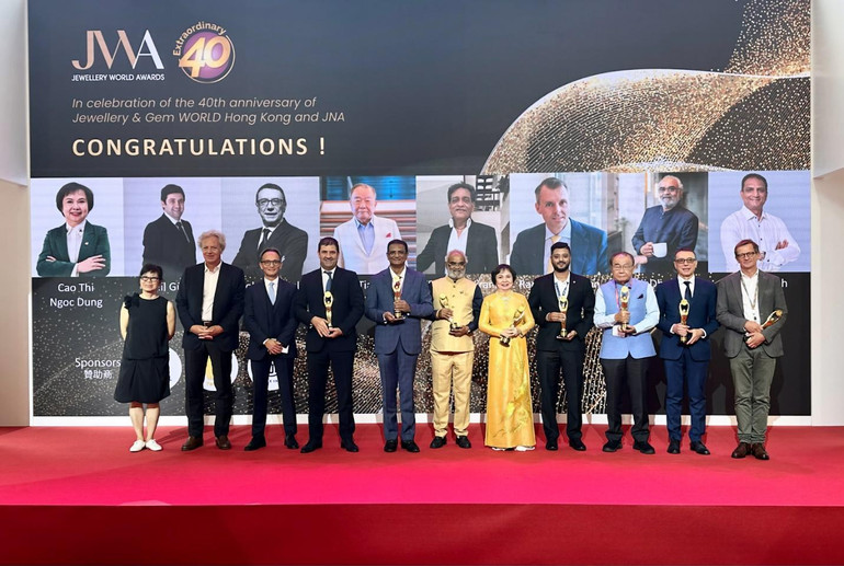 Ban tổ chức JWA ghi nhận sự đóng góp của bà Dung đối với ngành kim hoàn Việt Nam. Ảnh: Hoài Anh