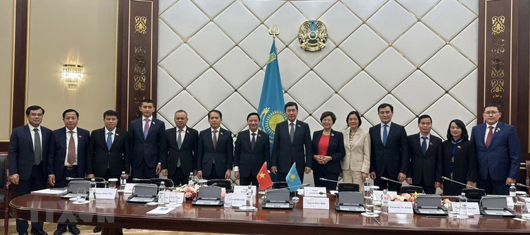 Phó Chủ tịch Quốc hội Nguyễn Khắc Định và Chủ tịch Hạ viện Kazakhstan Erlan Zhakanovich Koshanov cùng các đại biểu hai nước tham dự hội đàm. (Ảnh: TTXVN phát)
