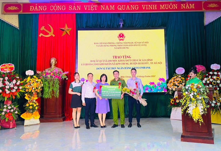 Ngân hàng Vietcombank - Chi nhánh Bắc Hà Nội trao 10 suất quà cho các gia đình nghèo, cận nghèo, gia đình có hoàn cảnh khó khăn và 200 móc chìa khoá an ninh trật tự