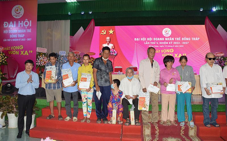 Bí thư Tỉnh ủy Đồng Tháp Lê Quốc Phong trao tặng quà cho người dân bị nhiễm chất độc da cam/dioxin