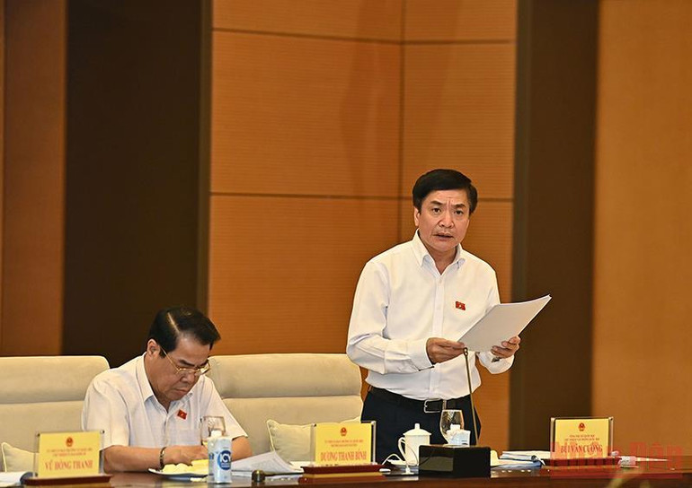Tổng thư ký, Chủ nhiệm Văn phòng Quốc hội Bùi Văn Cường trình bày báo cáo tại phiên họp. (Ảnh Duy Linh) Quốc hội kế thừa, phát huy tinh thần nỗ lực đổi mới không ngừng -0