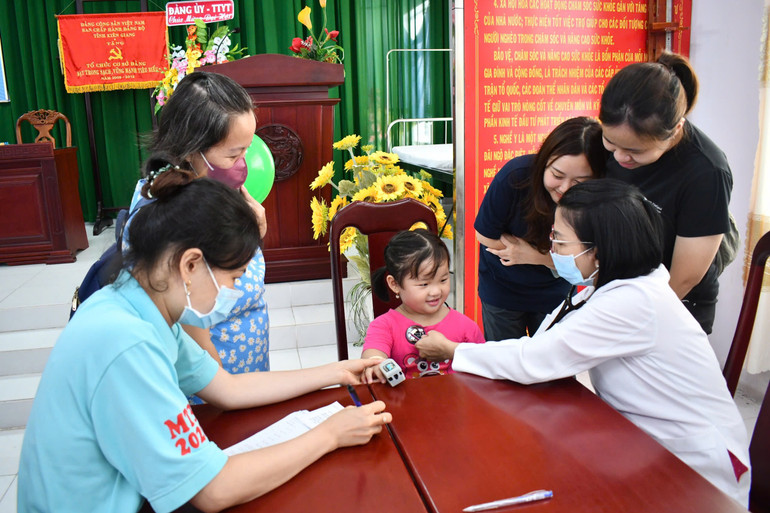 Trẻ em Kiên Giang được khám sàng lọc tim bẩm sinh. Trẻ em Kiên Giang được khám sàng lọc tim bẩm sinh.