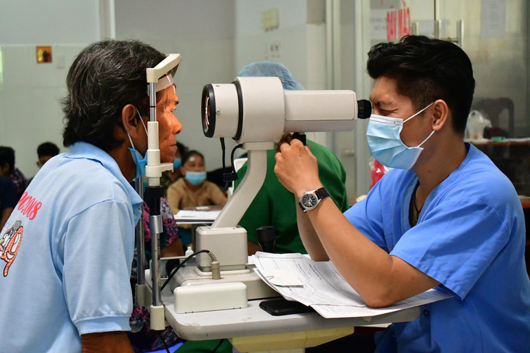 Hội Bảo trợ bệnh nhân nghèo Kiên Giang vận động, phối hợp các bệnh viện chuyên khoa mắt tại Thành phố Hồ Chí Minh khám mắt, phẩu thuật mắt miễn phí cho bệnh nhân. Hội Bảo trợ bệnh nhân nghèo Kiên Giang vận động, phối hợp các bệnh viện chuyên khoa mắt tại Thành phố Hồ Chí Minh khám mắt, phẩu thuật mắt miễn phí cho bệnh nhân.