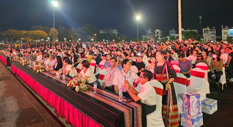 Đông đảo người dân và du khách đến xem chương trình khai mạc.