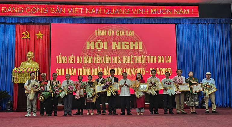 Trao Bằng khen cho các văn nghệ sĩ có thành tích xuất sắc.