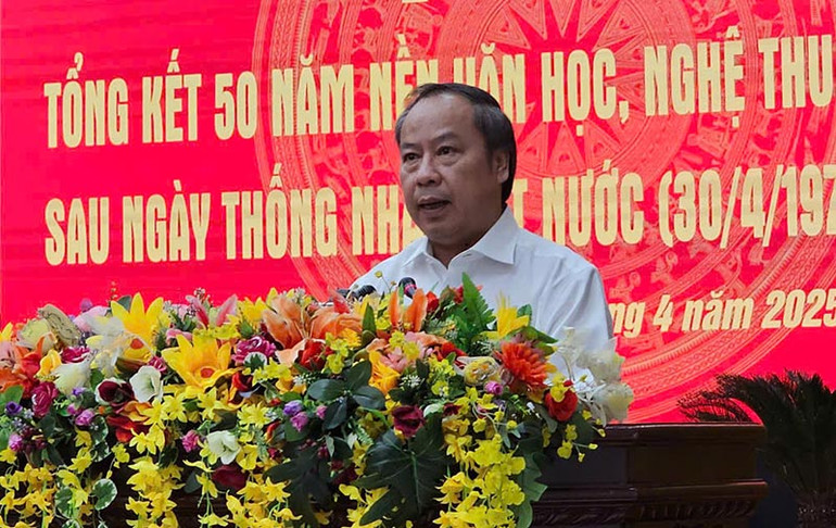 Đồng chí Châu Ngọc Tuấn, Phó Bí thư Thường trực Tỉnh ủy, Trưởng Đoàn đại biểu Quốc hội tỉnh, phát biểu kết luận hội nghị.