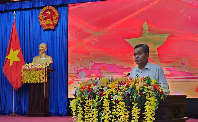 Ủy viên Trung ương Đảng, Bí thư Tỉnh ủy, Chủ tịch Hội đồng nhân dân tỉnh Hồ Văn Niên phát biểu kết luận hội nghị.