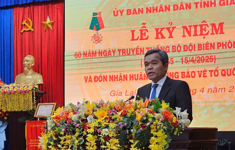 Đồng chí Hồ Văn Niên, Ủy viên Ban Chấp hành Trung ương Đảng, Bí thư Tỉnh ủy, Chủ tịch Hội đồng nhân dân tỉnh Gia Lai, phát biểu tại Lễ kỷ niệm.