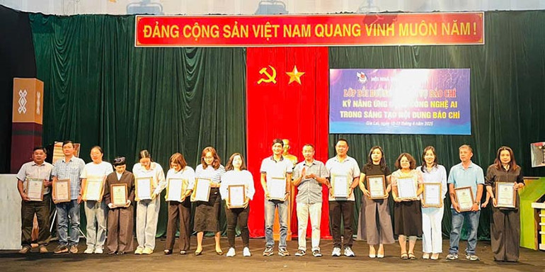Lãnh đạo Hội Nhà báo tỉnh Gia Lai trao chứng nhận tác phẩm chất lượng cao cho các hội viên.