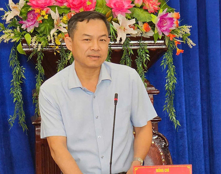 Đồng chí Võ Hoàng Bình, Phó Trưởng Ban Tuyên giáo và Dân vận Tỉnh ủy phát biểu kết luận hội nghị. Đồng chí Võ Hoàng Bình, Phó Trưởng Ban Tuyên giáo và Dân vận Tỉnh ủy phát biểu kết luận hội nghị.