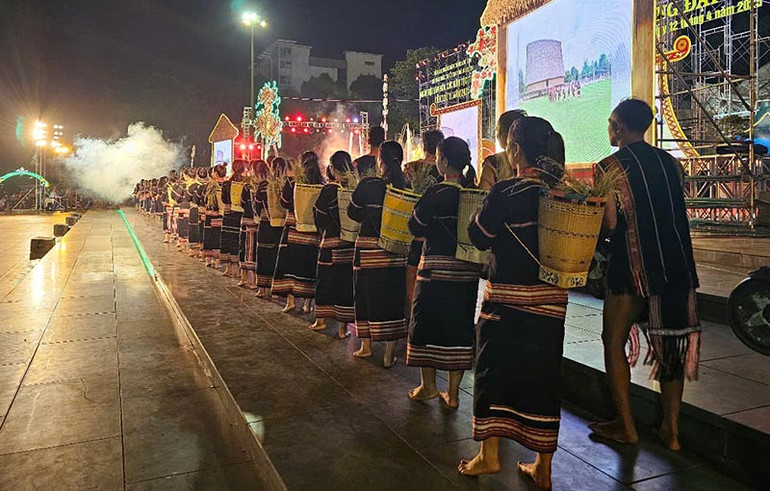 Ngày hội quy tụ gần 800 nghệ nhân các dân tộc trong tỉnh tham dự.