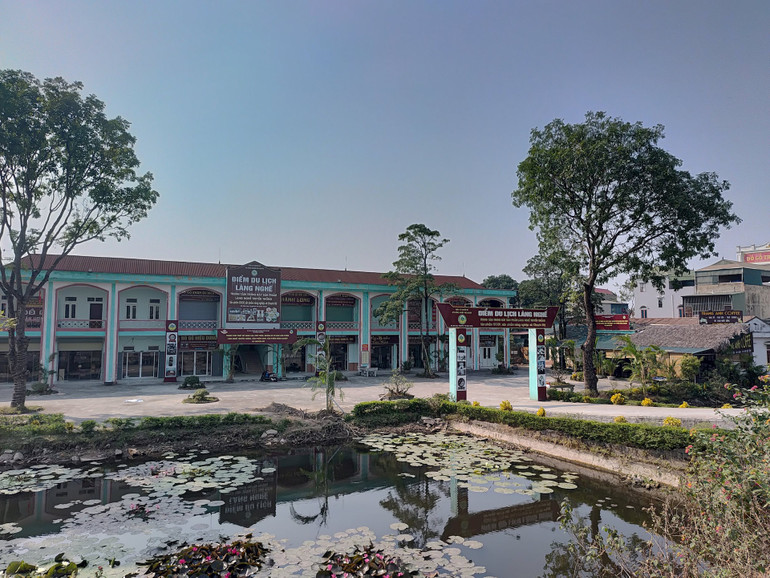 Làng khảm trai Chuyên Mỹ may mắn có một địa chỉ để giới thiệu sản phẩm tới du khách. Làng khảm trai Chuyên Mỹ may mắn có một địa chỉ để giới thiệu sản phẩm tới du khách.