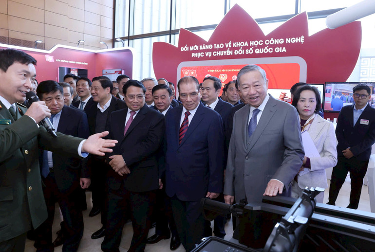 Tổng Bí thư Tô Lâm cùng các đồng chí lãnh đạo Đảng, Nhà nước tham quan trưng bày khoa học, công nghệ tại Nhà Quốc hội. Ảnh: Duy Linh