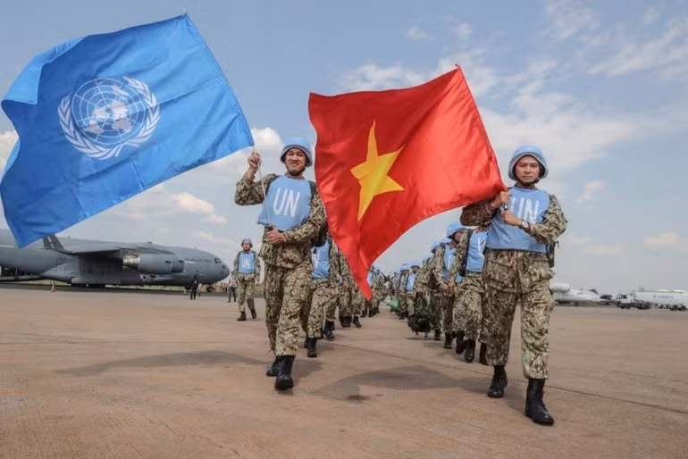 Lá cờ Tổ quốc chuyển tải thông điệp về Hòa bình trên những vùng đất, quốc gia đang phải gánh chịu bất ổn, xung đột. Ảnh: Cục Gìn giữ hòa bình Việt Nam