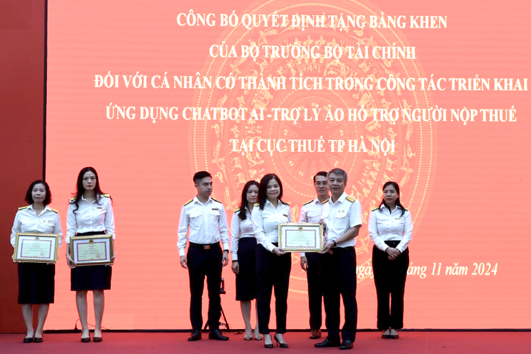 Tổng cục trưởng Mai Xuân Thành trao tặng khen thưởng cho các tập thể, cá nhân có thành tích xuất sắc trong công tác triển khai ứng dụng Chatbot AI - Trợ lý ảo hỗ trợ người nộp thuế
