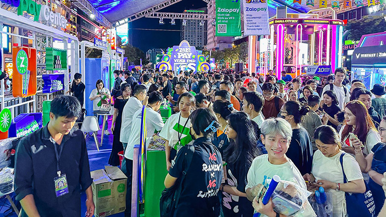 Hơn 7,000 khách tham quan và mua sắm trong ngày đầu tiên của sự kiện. Ảnh: Zalopay