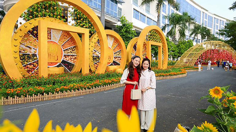 Đường hoa xuân Phú Mỹ Hưng, Thành phố Hồ Chí Minh. Ảnh: NHẬT THỊNH