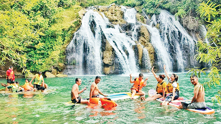 Du khách trải nghiệm chèo thuyền ở hồ dưới chân thác Tà Puồng 2.