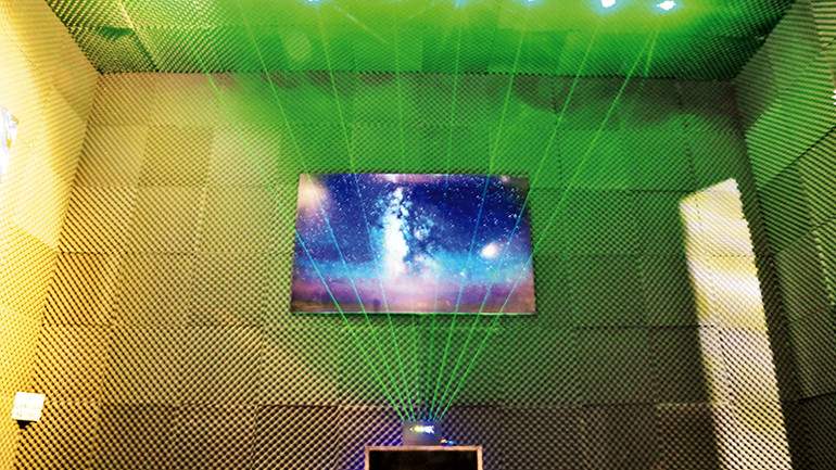 Âm thanh của ánh sáng - căn phòng ánh sáng duy nhất một tác phẩm nghệ thuật tương tác. Các tia sáng xanh tương ứng cho các nốt nhạc khi bàn tay con người chạm vào.