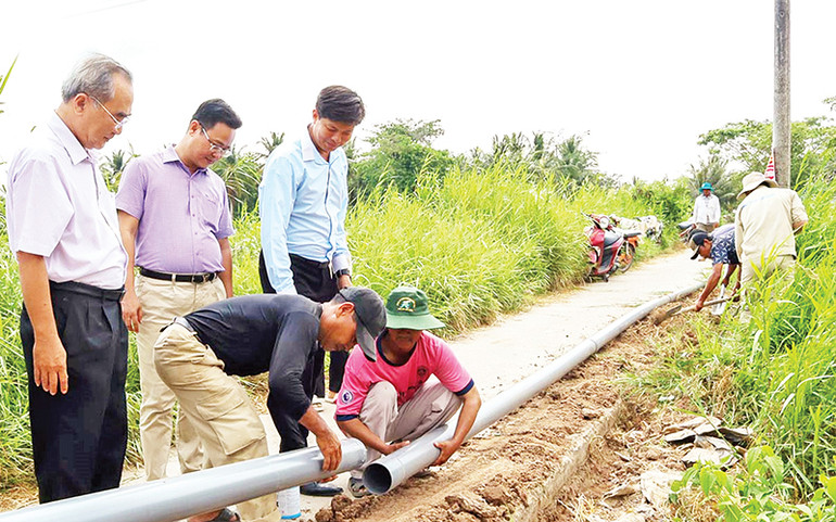 Đấu nối cung cấp nước sạch cho người dân nông thôn Sóc Trăng.