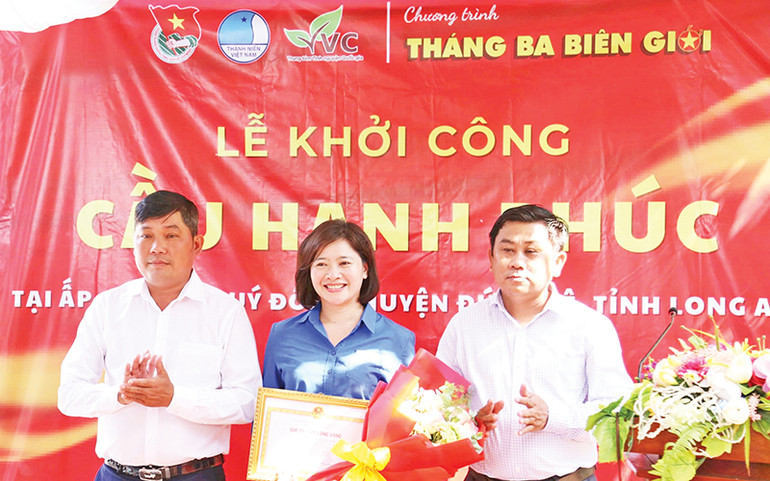 Lãnh đạo xã Mỹ Quý Tây, huyện Đức Huệ (Long An) trao thư cảm ơn Trung ương Đoàn đã trao kinh phí và khởi công cầu hạnh phúc trên địa bàn xã. Lãnh đạo xã Mỹ Quý Tây, huyện Đức Huệ (Long An) trao thư cảm ơn Trung ương Đoàn đã trao kinh phí và khởi công cầu hạnh phúc trên địa bàn xã.