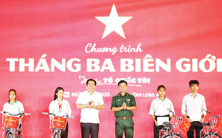 Người dân có hoàn cảnh khó khăn trên địa bàn xã biên giới Mỹ Quý Tây, huyện Đức Huệ, tỉnh Long An được Trung ương Đoàn trao quà hỗ trợ. Người dân có hoàn cảnh khó khăn trên địa bàn xã biên giới Mỹ Quý Tây, huyện Đức Huệ, tỉnh Long An được Trung ương Đoàn trao quà hỗ trợ.