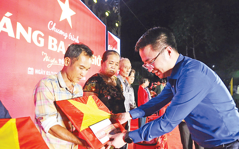 Học sinh có hoàn cảnh khó khăn khu vực biên giới thuộc xã Mỹ Quý Tây, huyện Đức Huệ, tỉnh Long An được Trung ương Đoàn trao tặng xe đạp. Học sinh có hoàn cảnh khó khăn khu vực biên giới thuộc xã Mỹ Quý Tây, huyện Đức Huệ, tỉnh Long An được Trung ương Đoàn trao tặng xe đạp.