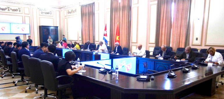 Toàn cảnh buổi làm việc giữa Chủ tịch Quốc hội Cuba Esteban Lazo và Đoàn đại biểu Việt Nam do đồng chí Nguyễn Xuân Thắng dẫn đầu chiều 12/5. (Ảnh: Đại sứ quán Việt Nam tại Cuba) Toàn cảnh buổi làm việc giữa Chủ tịch Quốc hội Cuba Esteban Lazo và Đoàn đại biểu Việt Nam do đồng chí Nguyễn Xuân Thắng dẫn đầu chiều 12/5. (Ảnh: Đại sứ quán Việt Nam tại Cuba)