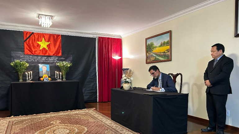 Thứ trưởng Bộ Ngoại giao Brazil Eduardo Saboia ghi sổ tang nguyên Chủ tịch nước Trần Đức Lương. (Ảnh: Đại sứ quán Việt Nam tại Brazil)