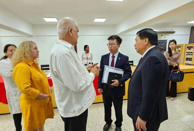 Các đại biểu trao đổi bên lề hội thảo. (Ảnh: Đại sứ quán Việt Nam tại Cuba)