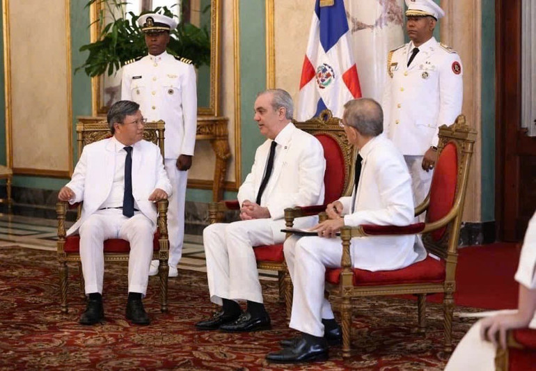 Tổng thống Cộng hòa Dominica Abinader Corona tiếp Đại sứ Lê Quang Long sau lễ trình Quốc thư. (Ảnh: Đại sứ quán Việt Nam tại Cuba) Tổng thống Cộng hòa Dominica Abinader Corona tiếp Đại sứ Lê Quang Long sau lễ trình Quốc thư. (Ảnh: Đại sứ quán Việt Nam tại Cuba)