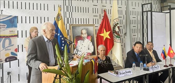 Tiến sĩ Carolus Wimmer phát biểu tại buổi tọa đàm về thân thế, sự nghiệp của Chủ tịch Hồ Chí Minh và Cách mạng Việt Nam do Đại sứ quán Việt Nam tại Venezuela phối hợp với Nhà Hữu nghị Venezuela-Việt Nam tổ chức nhân kỷ niệm 94 năm Ngày Thành lập Đảng Cộng sản Việt Nam (3/2/1930-3/2/2024) (Nguồn: Đại sứ quán Việt Nam tại Venezuela) Tiến sĩ Carolus Wimmer phát biểu tại buổi tọa đàm về thân thế, sự nghiệp của Chủ tịch Hồ Chí Minh và Cách mạng Việt Nam do Đại sứ quán Việt Nam tại Venezuela phối hợp với Nhà Hữu nghị Venezuela-Việt Nam tổ chức nhân kỷ niệm 94 năm Ngày Thành lập Đảng Cộng sản Việt Nam (3/2/1930-3/2/2024) (Nguồn: Đại sứ quán Việt Nam tại Venezuela)