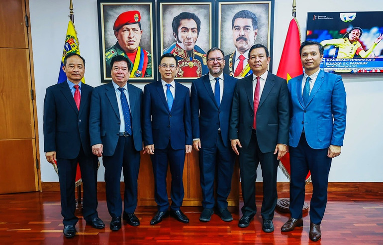 Bộ trưởng Ngoại giao Venezuela Yván Gil Pinto tiếp và chụp ảnh kỷ niệm với Đoàn. (Ảnh: Đại sứ quán Việt Nam tại Venezuela)