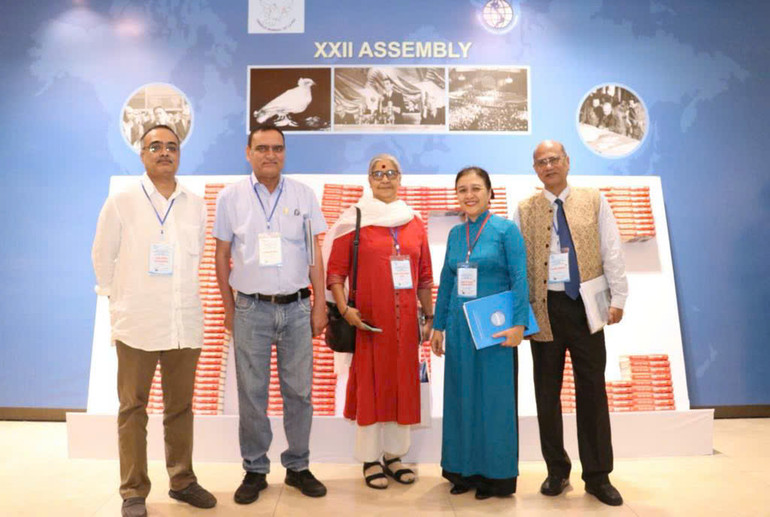 Ông Pallab Sengupta (ngoài cùng bên phải) chụp ảnh cùng các đại biểu tham dự Đại hội lần thứ 22 Hội đồng Hòa bình thế giới diễn ra vào tháng 11/2022 tại Hà Nội.