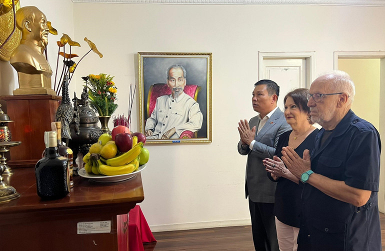Bà María Enriqueta Gallegos và Chủ tịch Nhà Hữu nghị Venezuela Việt Nam Carolus Wimmer, Đại sứ Vũ Trung Mỹ thắp hương tưởng nhớ Chủ tịch Hồ Chí Minh nhân kỷ niệm 135 ngày sinh của Người (Ảnh: Đại sứ quán Việt Nam tại Venezuela cung cấp)